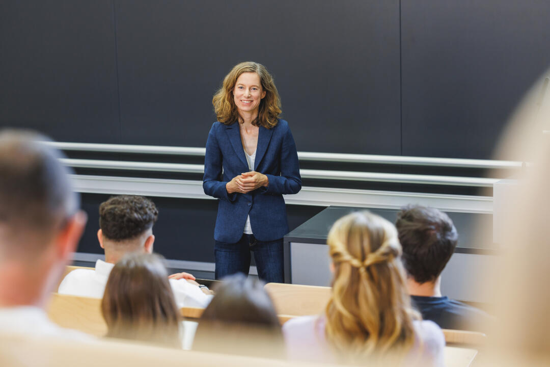 Eine Professorin steht vor Studis